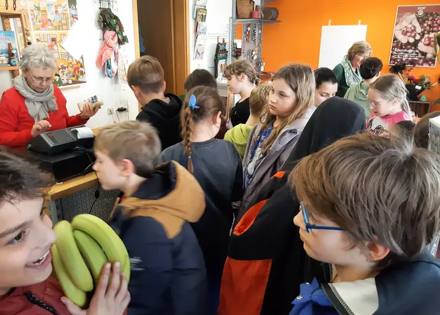 Mancke Kinder kaufen eine Kleinigkeit | Foto: privat