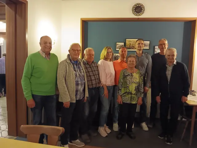 Neue Vorstandschaft v.l.: Manfred Schaaf (stv. Vors. und Wanderwart), Siggi Müller (Kassenprüfer), Fritz Hallmann (Wegewart und Kassenprüfer), Silke Koch (stv. Vors.), Ralf Deininger (Wege- und Naturschutzwart), Eva Völker (Rechnerein), Jörg Bartsch (Vorsitzender), Bernd Roll (Hüttenwart), Robert Bartsch (Schriftführer) | Foto: Manfred Schaaf