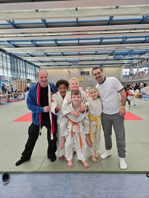 Von links nach rechts: Lutz Braungardt, Matteo Winter, Edgar Braungardt, Adam Braungardt, Tomm Seewald, Elias Schneider | Foto: BC Hikari e.V.