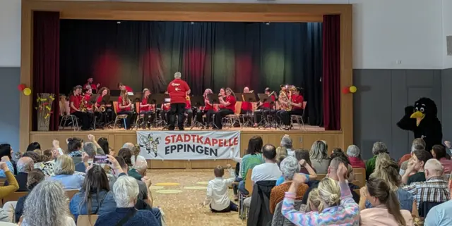 Eppinger "Mischtgrabb" Isidor lauscht seinem Geburtstagsständchen, gespielt vom Jugendorchester der Stadtkapelle Eppingen | Foto: Stadtkapelle Eppingen