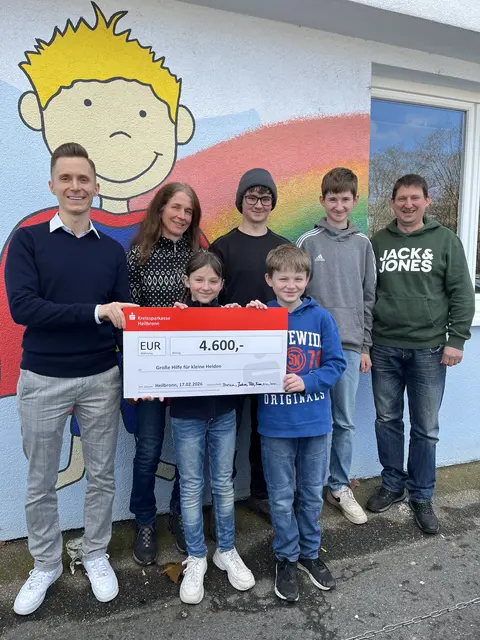 Bild: von links: Jonas Banar, Bianca, Sara, Florian, Silas, Finn und Jochen Riedel | Foto: Quelle: Stiftung