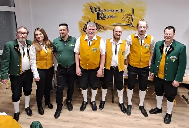 Die Jubilare der Winzerkapelle (v. l.): 1. Vorsitzender Andreas Mittermayer, Britta Schmieg, Ralf Hofmann, Erich Stier, Marvin Ringeisen, Dominik Heßlinger und 2. Vorsitzender Dirk Amann. | Foto: Winzerkapelle Klepsau