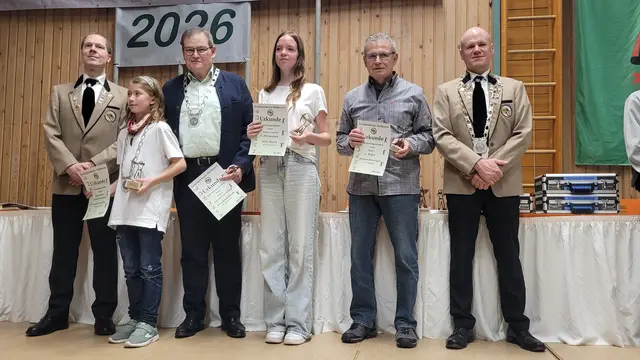 Kreisjugendkönig Bogen Clemens Unterseher (2. von li.), Kreiskönig Bogen Fridrich Karle (3. von li.) mit Gefolge | Foto: Heike Donges