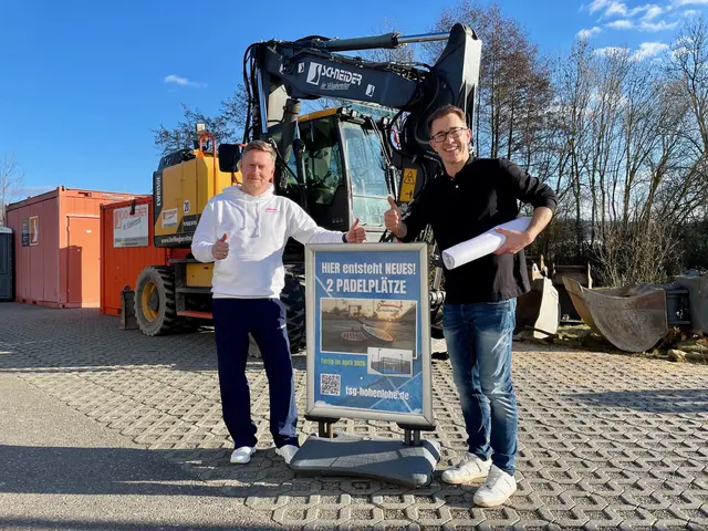 Kassierer Torsten Mai (l.) und der erste Vorsitzende der TSG Hohenlohe Thomas Kobold freuen sich über die Erweiterung der Tennisanlage im Öhringer Steinsfeldle um zwei Padelplätze. Fertigstellung ist im Mai 2026.  | Foto: TSG Hohenlohe