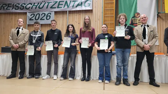 Kreisjugendkönig Luftpistole (2. von li.), Kreisjugendkönig Luftgewehr (2. von re.) mit Gefolge | Foto: Heike Donges
