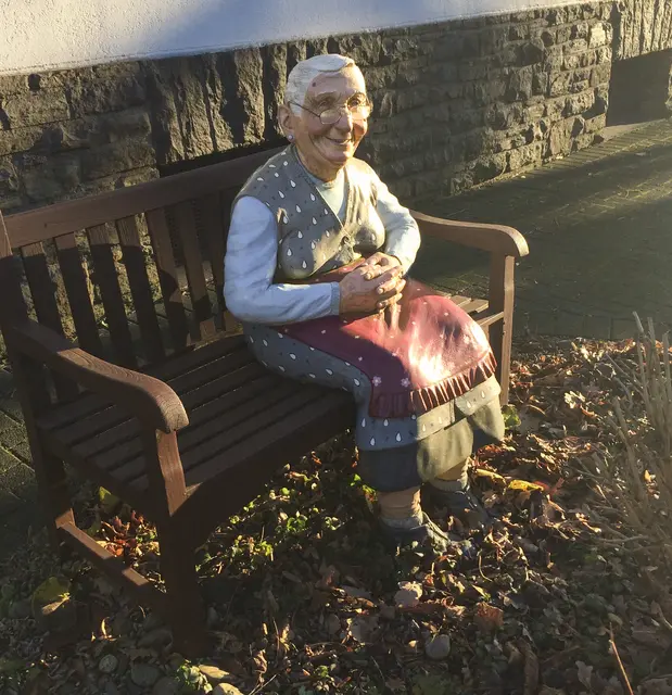 Oma auf der Bank  | Foto: c uschipohl