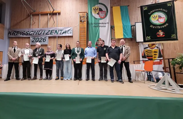 Kreiskönig Auflage Frithjof Hartwig (3. von li.), Kreiskönig Luftpistole Marco Sandrin (5. von li.), Kreiskönig Luftgewehr Matthias Wendl (7. von li.) mit gefolge | Foto: Heike Donges