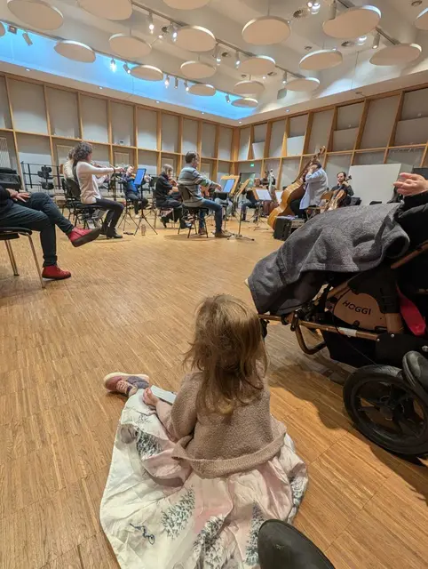 Die Kinder lauschen der Probe beim WKO | Foto: Meryem Akkoc