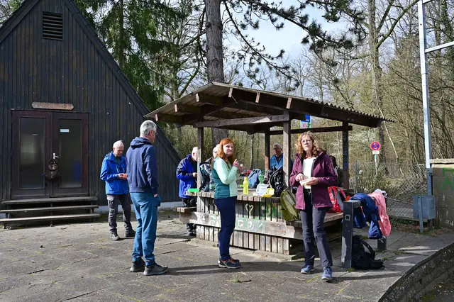 Ein kleine Stärkung hat sich die Gruppe verdient. | Foto: Michael Harmsen