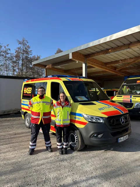 Hauptamtlicher Rettungssanitäter Vitali Petuchov und Rettungssanitäterin im BFD Michelle Nebe vor dem neuen Krankentransportwagen mit Tragestuhl samt elektrischer Raupe und einer elektrohydraulischen Fahrtrage. | Foto: ASB Region Heilbronn-Franken