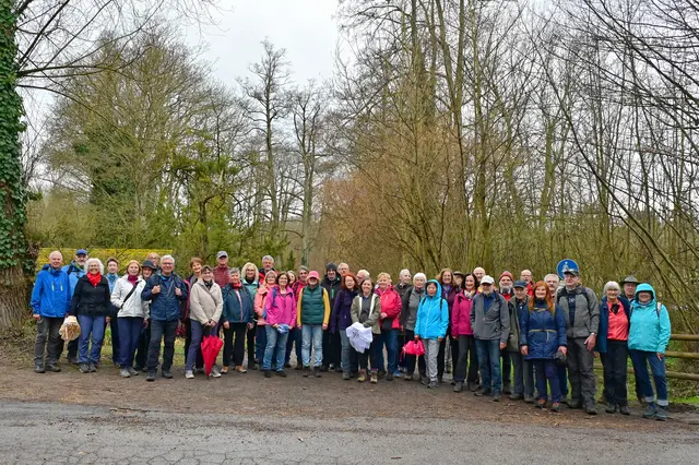 Für das Gruppenbild im Köpfertal hat die Wandergruppe kurz die Regenschirme zugemacht. | Foto: Michael Harmsen