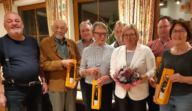 Geehrt von Manfred Fick (li.): Rolf Braun, Manfred Streckfuß, Ellen Braun, Ralf Dörr, Carolin Mark, Martin Fahrbach, Edith Schneider. Foto: privat | Foto: privat
