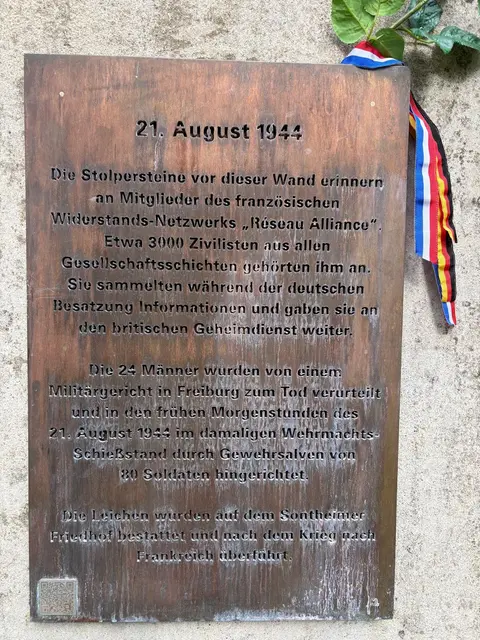 Tafel gegen das Vergessen der 14 französicher Soldaten im Widerstand, die im August 1944 hingerichtet wurden
 | Foto: Astrid Bierschenk