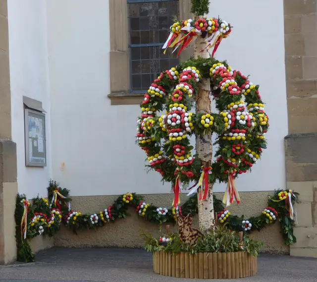 In Babstadt steht jedes Jahr ein geschmückter Osterbaum. So auch im Jahr 2019. | Foto: Sigrid Schlottke