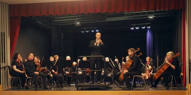 Dirigent Antoine Cottinet brillierte solistisch an der Oboe beim Jahreskonzert der Eppinger Musikfreunde. | Foto: Angela Portner