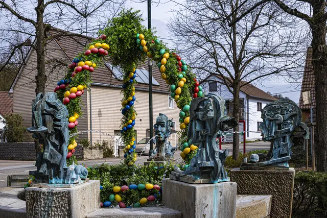 In Pfaffenhofen-Weiler schmückte 2025 dieser schöne Osterbogen den Brunnen.   | Foto: Erwin Weigend