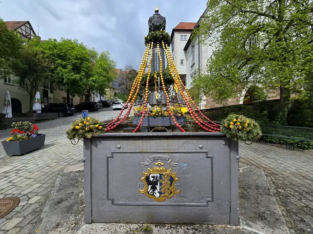 In der Ortsmitte von Weinsberg schmücken der Bastelkreis der evangelischen Kirchengemeinde und die Landfrauen Weinsberg jedes Jahr den Brunnen. Das Foto stammt aus dem Jahr 2025. | Foto: Heidrun Rosenberger