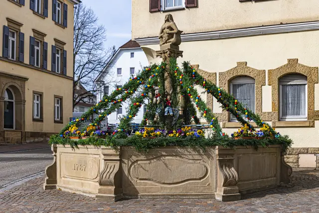 Prachtvoll und beeindruckend: der Osterbrunnen in Güglingen aus dem vergangenen Jahr.  | Foto: Erwin Weigend