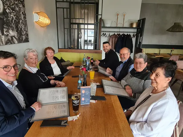 Ehrenamtstreffen im La Toscana
Herr Tobias Nolden, Hella Dieckmann, Birgit Kaupp, Izzet Dimirhan, Bernd Kaupp, Elisabeth Abraham und Brigitte Schmidtmann. | Foto: Claudia Jäger