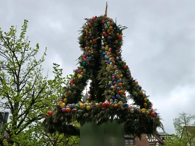 In Obersulm-Willsbach kann sich jeder vor dem Alten Rathaus über diese schmucke Osterbrunnengestaltung freuen. So sah der Schmuck vergangenes Jahr aus.  | Foto: Heidrun Rosenberger