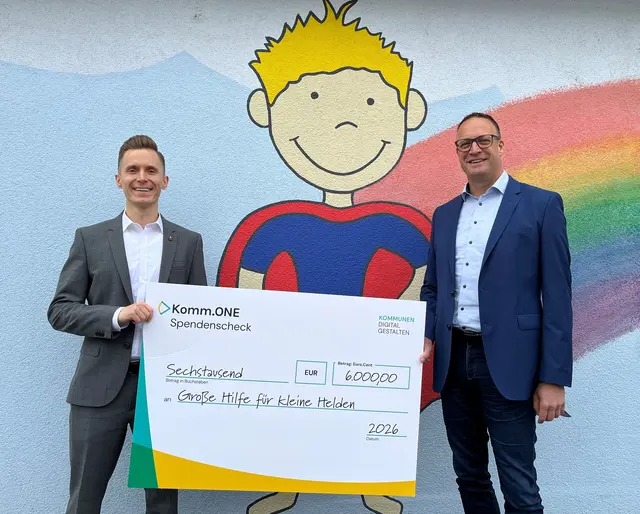 Bild: von links: Jonas Banar, Stiftungsgeschäftsführer, und Jörg Eberle, Mitglied des Vorstands der Komm.ONE  | Foto: Quelle: Stiftung
