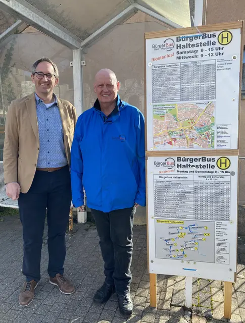 Das Haltestellenschild Nr. 1 „Barmer, Kirchenstr. 5“ im Kernort. 
Die neue Linie siehe unten, die bisherige Kernortlinie siehe oben. 
Von Links: 
Oberbürgermeister Sebastian Frei und Axel Jänichen vom Vereinsvorstand 
 | Foto: Klaus Ries-Müller
