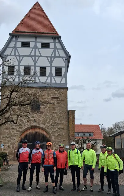 Radsportler vom SV Leingarten vor dem Wahrzeichen und ältesten Bauwerk von Lehrensteinsfeld. | Foto: Urheberbild von Willi Frasch