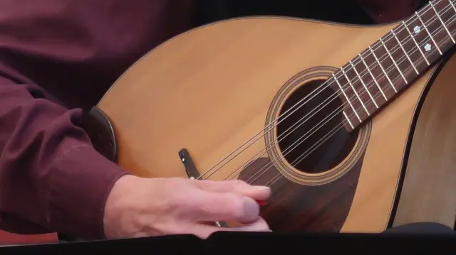 Die Mandola
hat einen etwas größeren Korpus und eine längere Mensur als die Mandoline.
Die heutige Bauform der Mandola entspricht in der Regel der der
portugiesischen Mandoline, mit einem flachen Boden.  | Foto: (c) Frau Polonio für GMS