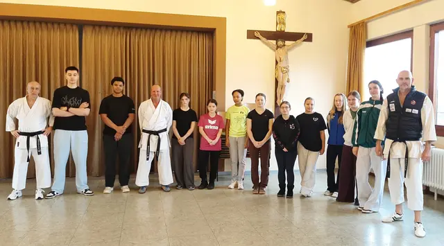 Alfred Keller. Steffen Kuhn und Jens Haar (vom Karateverein Eppingen) mit den Firmlingen der Katholischen Kirchengemeinde Kraichgau beim Selbstverteidigungskurs | Foto: Karateverein Eppingen