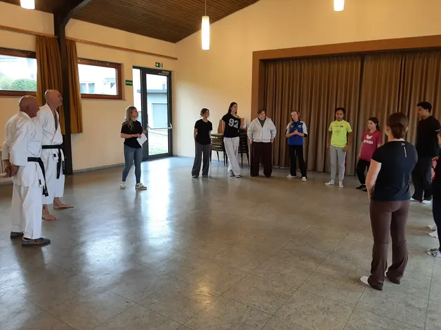 Jugendreferentin Leonie Drießner (dritte von links) bei der abschließenden Feedbackrunde nach dem Selbstverteidigungskurs | Foto: Karateverein Eppingen