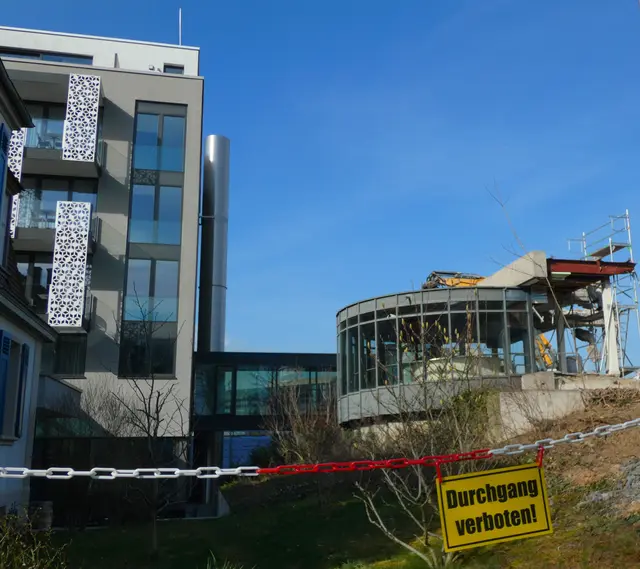 Links ist die Fassade des Hotels Saline 1822 zu sehen. Rechts ein Relikt des RappSoDie-Gebäudes. Wenn ich es richtig zuordne, dann liegt dazwischen der ehemalige Bademantel-Gang vom Hotel zum RappSoDie.  | Foto: sigischlottke