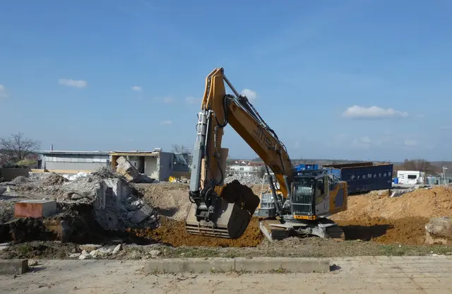 Diesmal ist die Schaufel mit Erde beladen.  | Foto: sigischlottke