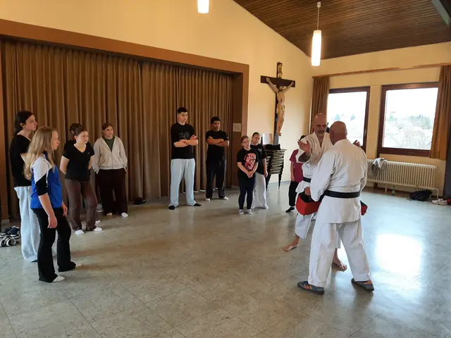 Die Firmlinge schauen interessiert den Vorführungen und Erklärungen von Steffen Kuhn und Jens Haar zu | Foto: Karateverein Eppingen