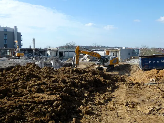 Und schon sucht die Schaufel nach weiterem Schutt.  | Foto: sigischlottke