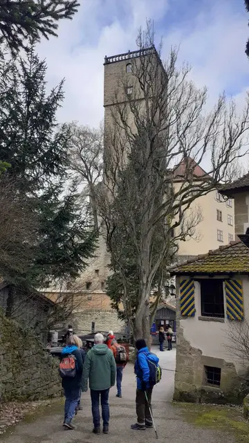 Die Wanderer erreichen Burg Guttenberg über den hinteren,  oberen Zugang und haben sogleich einen schönen Blick auf den hohen Bergfried.   | Foto: Karl-Heinz Trefz 