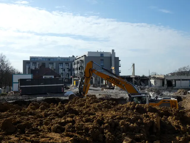 Der Bagger verschwindet in der Baugrube, wo ehemals das Therapiezentrum stand, um Bauschutt und Erde herauszuholen. Im Hintergrund steht das moderne Gebäude des Hotels Saline 1822. Krasser könnte der Gegensatz nicht sein.  | Foto: sigischlottke