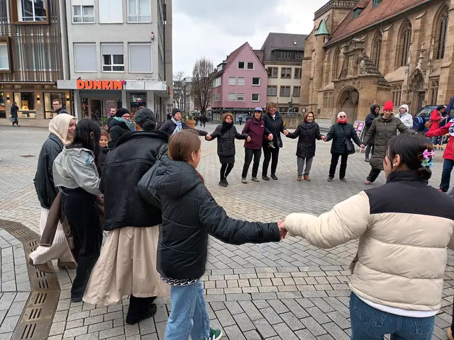 Frauen verbinden Welten, kämpfen international! Das wurde auch mit der Beteiligung von christlichen Frauen beim Internationalen Frauentag lebendig, die einen gemeinsamen Tanz auf dem Kiliansplatz organisierten.  | Foto: MLPD