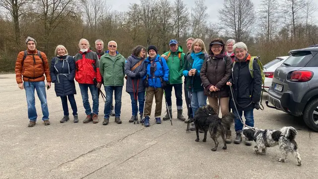 Das Gruppenbild beim Start am Parkplatz Mühltalsee.   | Foto: Beate Bonte 
