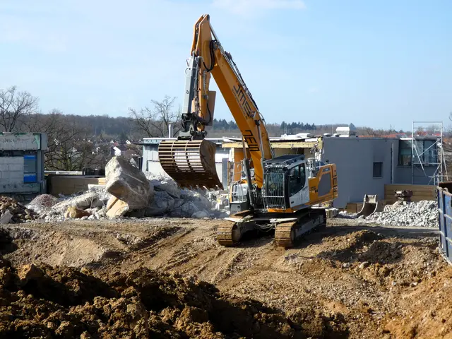 Die Baggerschaufel war geleert und nun sucht sich der Bagger wieder seinen Weg in die Grube.  | Foto: sigischlottke