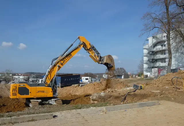 Die letzten Reste Erde werden aus der Schaufel geschüttelt.  | Foto: sigischlottke