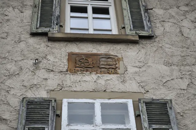 Immer gut wenn man mit einem Stadtführer unterwegs ist. Mir wäre es gar nicht aufgefallen. Der Wappenstein wurde verkehrt herum eingebaut. Wieder ein Rätsel. | Foto: Daniela Somers