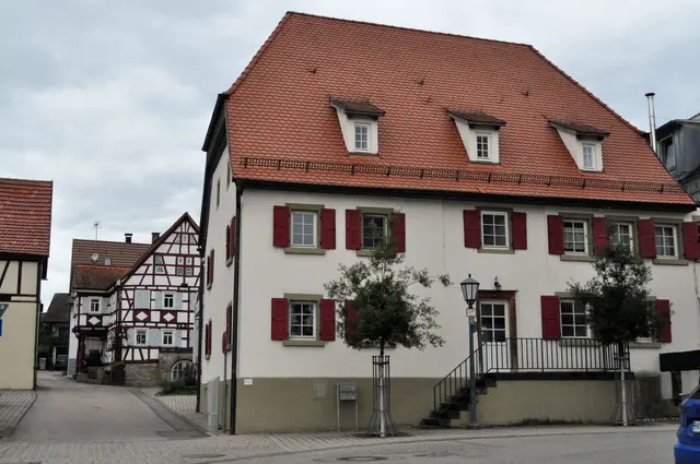 Rechts: das Haus das zu den ältesten im Ort gehört. Ich finde es wurde gut in Schuss gehalten. Auch altes Fachwerk sieht man im Ort. | Foto: Daniela Somers