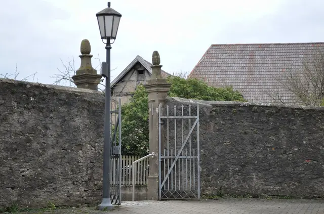 Eingangspforte zum Kirchenhof. Früher waren um die Kirchen immer auch der Friedhof. Auch in diesem Kirchhof war vor langer Zeit einmal der Friedhof. | Foto: Daniela Somers
