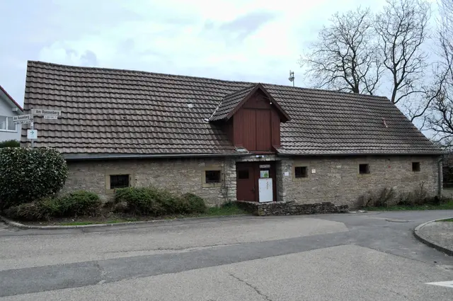 Das Schafhaus, Anfang 19. Jahrh. erbaut. Hier war unser Treffpunkt zur Ortsführung. Der Ort war landwirtschaftlich geprägt und da gehörte natürlich auch ein Schafhaus dazu. Heute ist es wohl ein Jugendtreff. | Foto: Daniela Somers