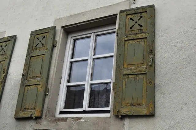 Fensterläden an der alten Schule. Die würden restauriert bestimmt toll aussehen. | Foto: Daniela Somers