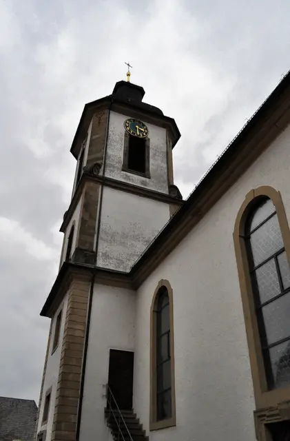 St. Kilian. Seitlich am Turm gibt es ein Aufgang. Auch diese Kirche war mal eine Wehrkirche. Vielleicht stammt dieser Aufgang noch aus dieser Zeit? | Foto: Daniela Somers