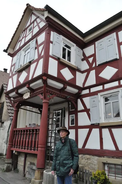 Fachwerkhaus von 1717. Und unser Gästeführer Wolfgang Dürr der uns sehr unterhaltsam durch Duttenberg geführt hat. | Foto: Daniela Somers