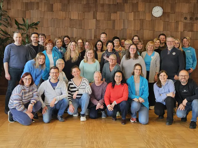 Zweiter Probentag des Sunrise Chors. Dieser gemeinsam mit Stimmbildnerin Dorina Anders (vorne, dritte von links) | Foto: Dietmar Walter