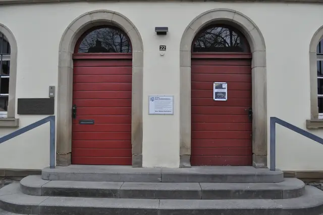 Das Rathaus hatte eine Doppelfunktion. Links der Rathauseingang, rechts gab es ein Backhaus. Und das ist noch immer in Betrieb. | Foto: Daniela Somers