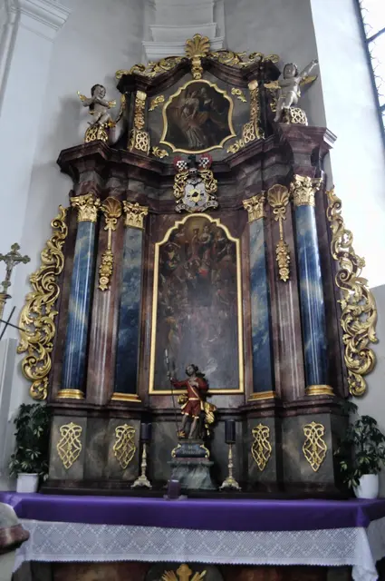 Einer der zwei Seitenaltäre. Sie tragen das Wappen des Deutschen Ordens mit der Inschrift: J.C.V.B. – T.O.R (Johann Christoph von Buseck – Teutsch Ordens Ritter) | Foto: Daniela Somers